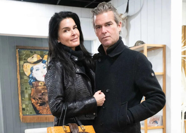 O namorado de Angie Harmon revela que eles namoraram quando eram adolescentes antes de reacender o romance, mais de 30 anos depois