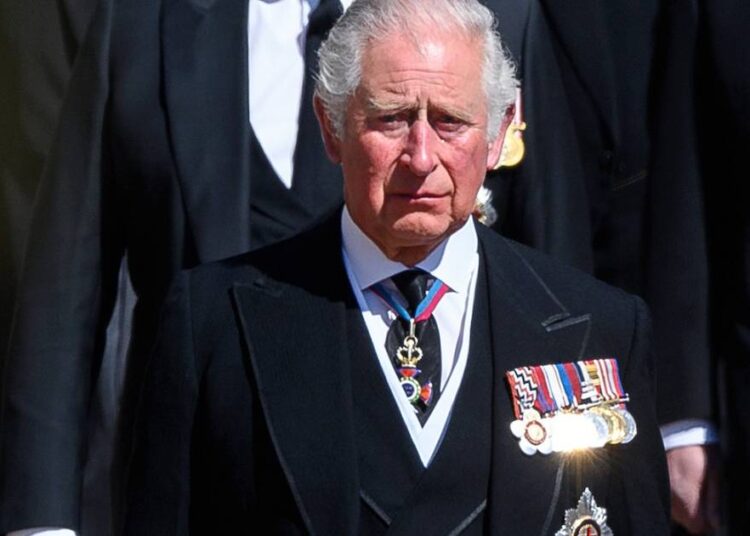 O príncipe William instou Charles e a rainha Elizabeth a 'banir' Andrew