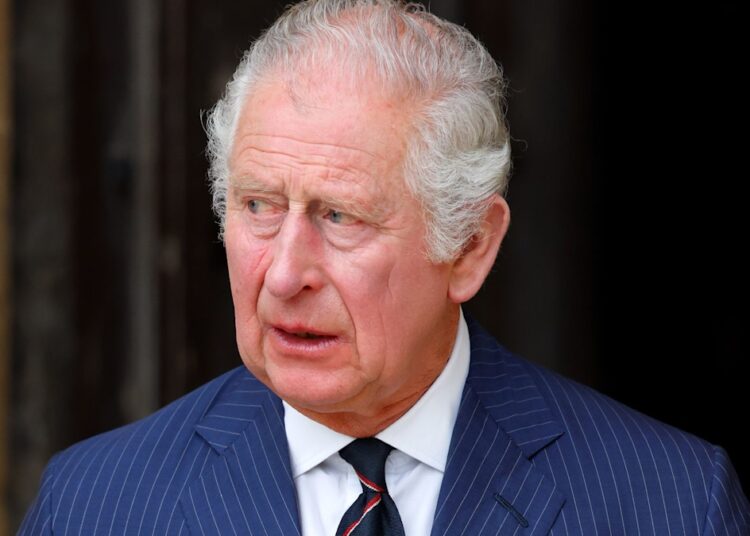 O rei Carlos reage com 'a mais profunda preocupação' ao emitir uma declaração quebrantadora após a prisão de Andrew Mountbatten-Windsor