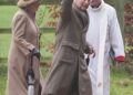 O rei Charles e a rainha Camilla acenam para simpatizantes enquanto a realeza participa do culto religioso de domingo