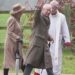 O rei Charles e a rainha Camilla acenam para simpatizantes enquanto a realeza participa do culto religioso de domingo