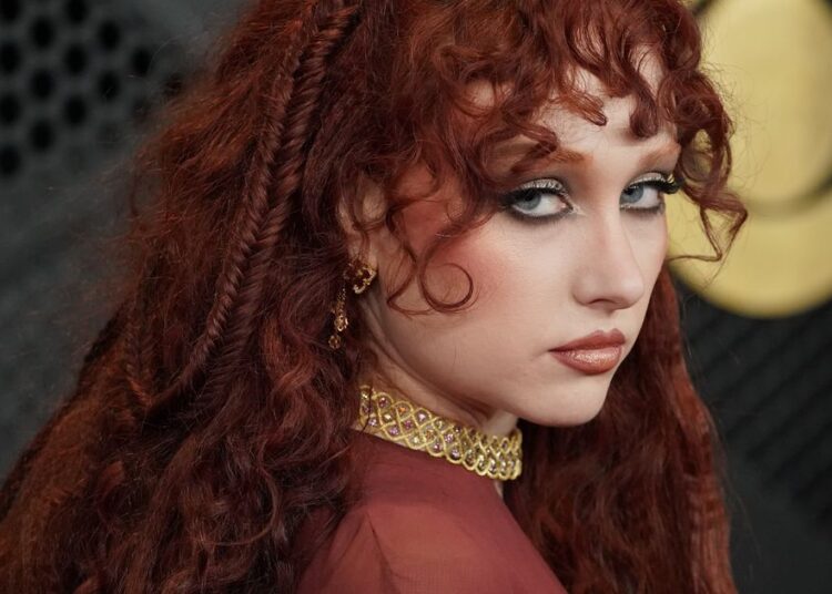 O tapete vermelho do Grammy está aberto. As estrelas da música tendem a ousar com sua moda :: WRAL.com