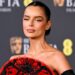 O vestido Andrea Bocca de Maura Higgins no Baftas é o mais dramático possível