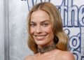 O vestido ousado de Margot Robbie é inspirado neste look de Kate Moss de 2004