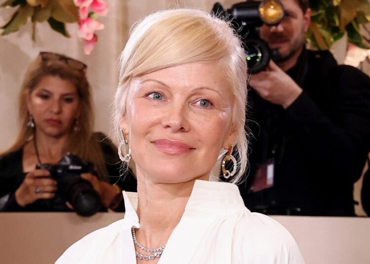 Pamela Anderson é franca sobre a beleza na casa dos 50 anos