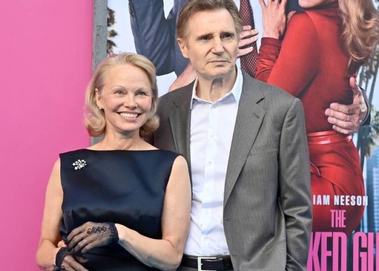 Pamela Anderson 'não fechou a porta' no romance de Liam Neeson - fonte