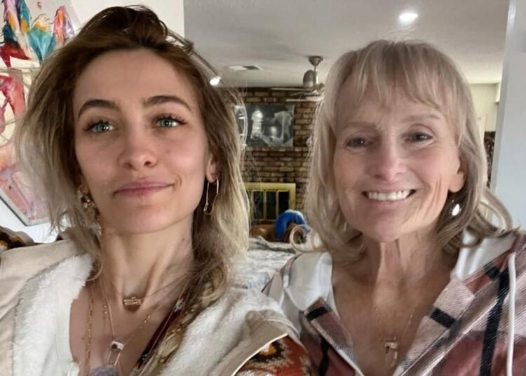 Paris Jackson compartilha selfies raras com a mãe Debbie Rowe