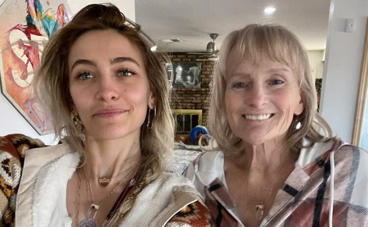 Paris Jackson se reúne com sua mãe, Debbie Rowe