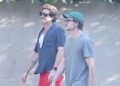 Pedro Pascal se pegando com o amigo Rafael Olarra em Los Angeles