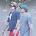 Pedro Pascal se pegando com o amigo Rafael Olarra em Los Angeles