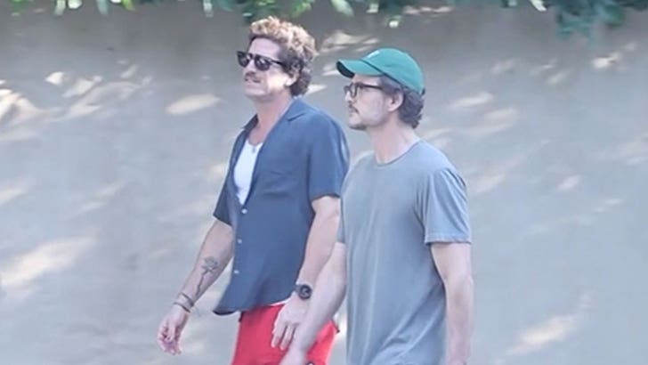 Pedro Pascal se pegando com o amigo Rafael Olarra em Los Angeles