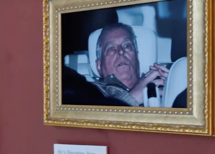 Pendure no Louvre: por que a foto do táxi do ex-príncipe Andrew é tão perigosa para a família real