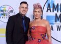 Pink descarta rumores de separação do marido Carey Hart como 'notícias falsas'