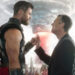 Por que Chris Hemsworth se sentiu “muito mais constrangido” atuando com Mark Ruffalo, co-ator do MCU, em “Crime 101”