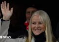 Primeiro-ministro da Noruega concorda que princesa herdeira teve “mau julgamento” sobre ligações com Epstein