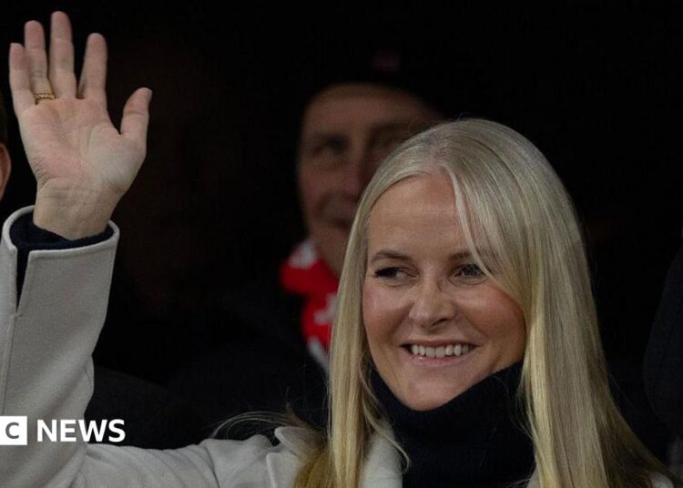 Primeiro-ministro da Noruega concorda que princesa herdeira teve “mau julgamento” sobre ligações com Epstein