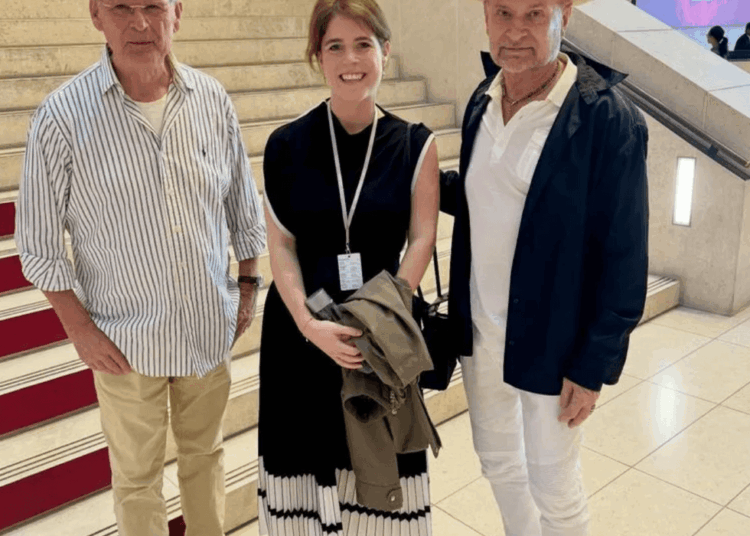 Princesa Eugenie continua com seus negócios normalmente ao ser vista a 3.000 milhas do Reino Unido
