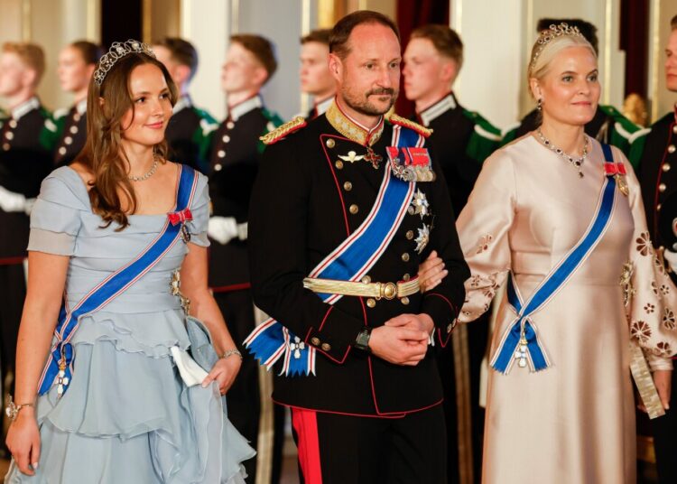 Princesa herdeira da Noruega pede desculpas pelos contatos de Epstein