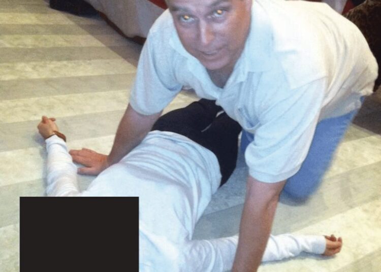 Príncipe Andrew ‘ajoelha-se de quatro’ sobre mulher em novas fotos de Epstein