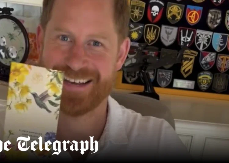 Príncipe Harry mostra emblemas militares ucranianos em vídeo de Meghan