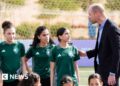 Príncipe William encontra jogadoras de futebol em visita à Arábia Saudita