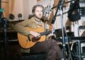 Quem é o novo marido de Maya Hawke, Christian Lee Hutson – também seu colaborador musical?