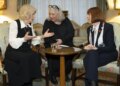 Rainha Camilla toma chá com a sobrevivente de violência sexual Gisèle Pelicot