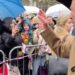 Rei Charles e Camilla questionaram Andrew e Epstein durante caminhada real