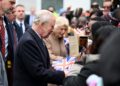 Rei Charles e Rainha Camilla desfrutam das boas-vindas de Bollywood no East End de Londres