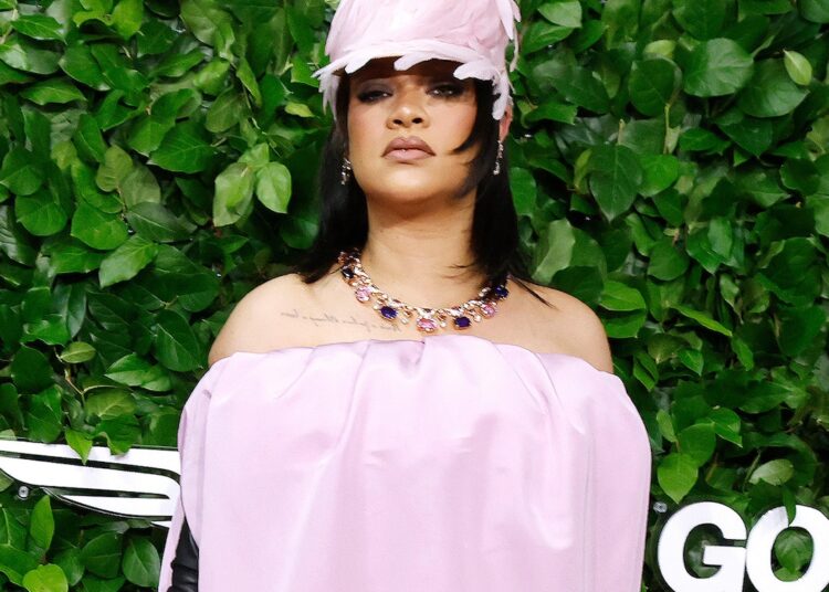 Rihanna sugere novas músicas, de volta ao estúdio