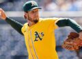 Royals adquire RHP Mitch Spence em troca com Athletics