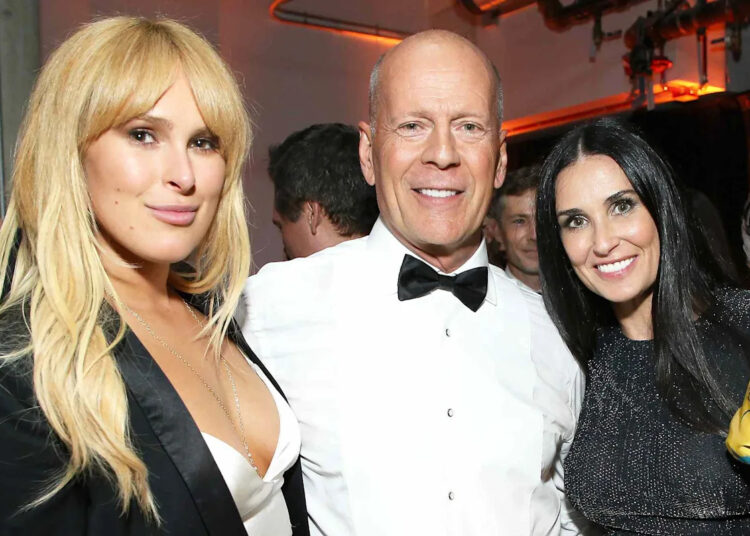 Rumer Willis diz que não recebe dinheiro dos pais famosos Bruce Willis e Demi Moore ou 'vive de um fundo fiduciário'