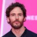 Sam Claflin, de Jogos Vorazes, compartilha lutas contra a dismorfia corporal