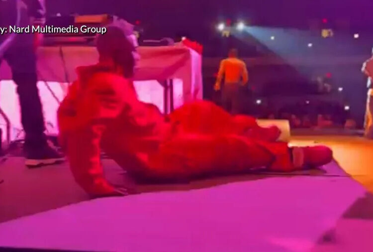 Sangue supostamente escorre dos olhos de Ray J no chocante show do Dia dos Namorados em Shreveport