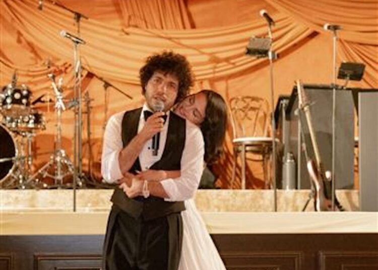 Selena Gomez compartilha nova foto do casamento de Benny Blanco para o Dia dos Namorados