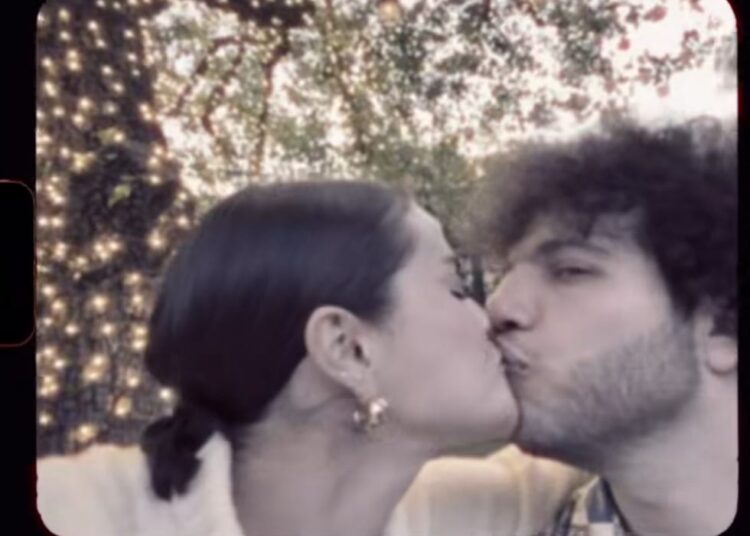 Selena Gomez diz que está se apaixonando “cada vez mais” por Benny Blanco em homenagem