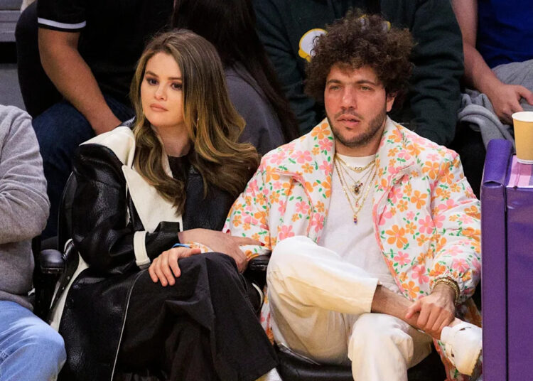 Selena Gomez e Benny Blanco deveriam ser deixados sozinhos por causa do fiasco dos pés