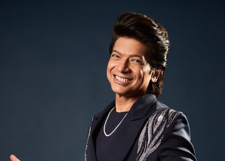 Shaan em seu novo dueto amoroso Zara Zara Sa junto com Anwesshaa