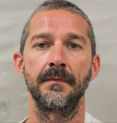 Shia LaBeouf foi condenado à reabilitação após prisão por agressão no Mardi Gras em Nova Orleans e paga fiança de US $ 100 mil