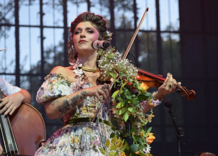Sierra Ferrell anuncia novas datas para a turnê “Heavy Petal” em 2026