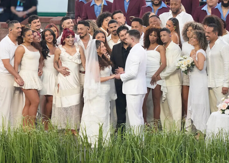 Sim, houve um casamento de verdade durante o show do intervalo do Super Bowl de Bad Bunny
