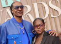 Snoop Dogg apoia a filha Cori enquanto ela lamenta a morte de seu bebê
