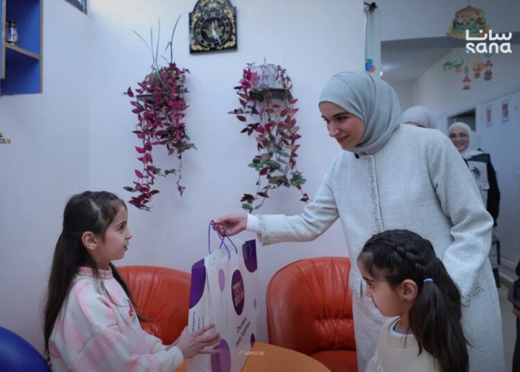 Sra. al-Droubi junta-se a órfãos e filhos de mártires no Iftar do Ramadã