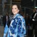 Stephen Colbert, um profissional, perguntou a Melissa McCarthy sobre o shopping subterrâneo de Barbra Streisand