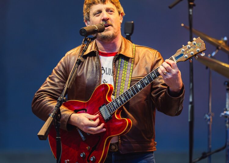 Sturgill Simpson prepara o álbum 'Mutiny After Midnight' de Johnny Blue Skies