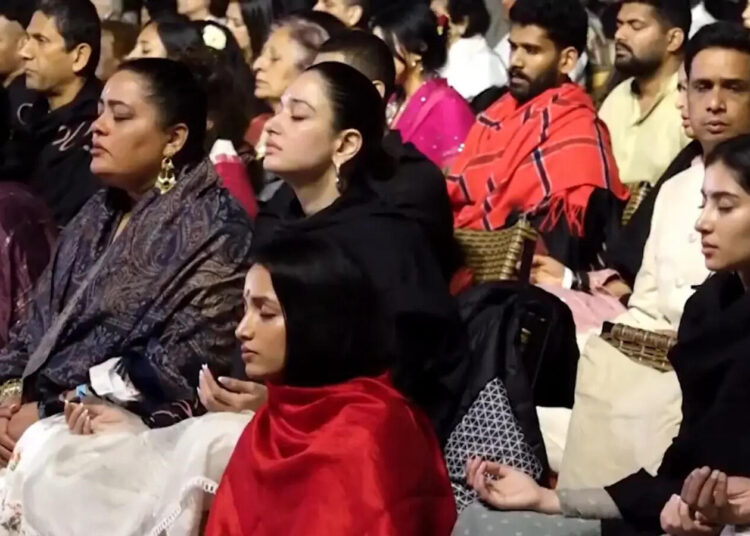 Tamannaah Bhatia para Sara Arjun: celebridades participam das celebrações do Mahashivaratri 2026 da Fundação Isha | Bollywood