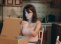 Taylor Swift estreia o novo e drástico Brown Bob inspirado nos anos 90 em seu videoclipe de 'Opalite'