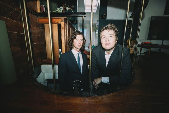 The Milk Carton Kids compartilham a nova música “Blue Water” do próximo álbum