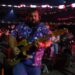 Tocando guitarra na maior banda de rock do mundo, com 1.000 membros