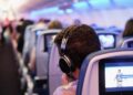 Tocar música alta em um voo pode significar problemas